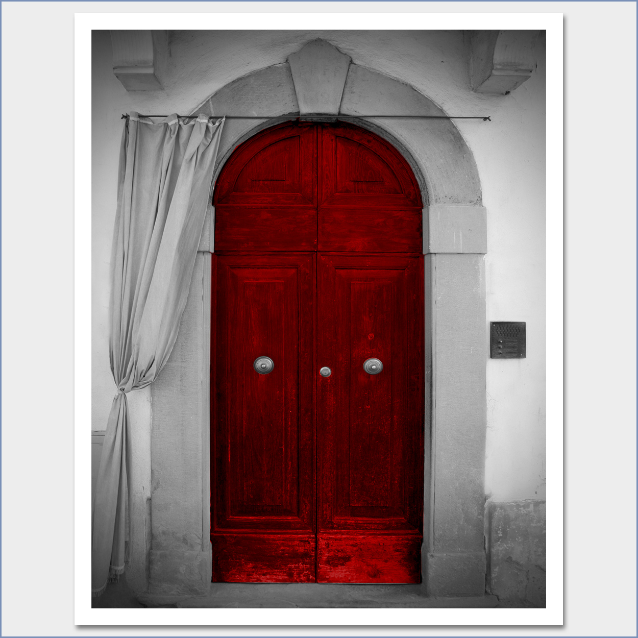Как открыть красную дверь. Открытая красная дверь. Красная дверь в интерьере. Красные дверные проемы.